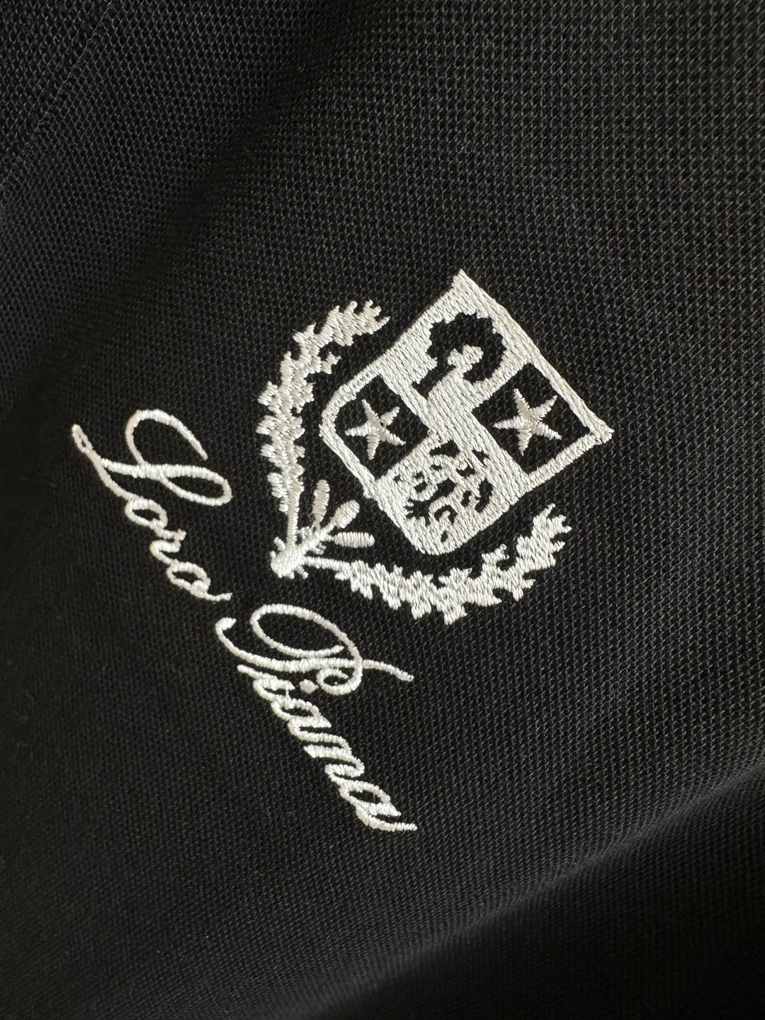 Available at the official New Arrival counter at the same time, men's lapel short-sleeved POLO shirts, Premium mainline Series, imported piqué mercerized cotton fabric, with first-class texture, excellent skin-friendliness, silky and delicate touch, fashionable three-button placket design, small lapels, fashionable and age-reducing, and the upper body is full of Italian accent, full of style. Sizes: M—3XL